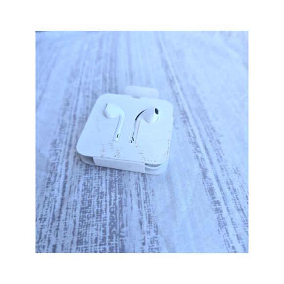 Apple EarPods with Lightning Connector (White) Wired Headphones - Picture 1 of 2